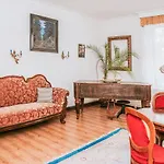 Beautiful Apartment In Kolobrzeg With Wifi דירה *